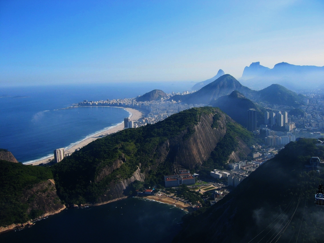 Rio de Janeiro from Sugarloaf, 3 May 2004. Breogan67, CC BY-SA 3.0.